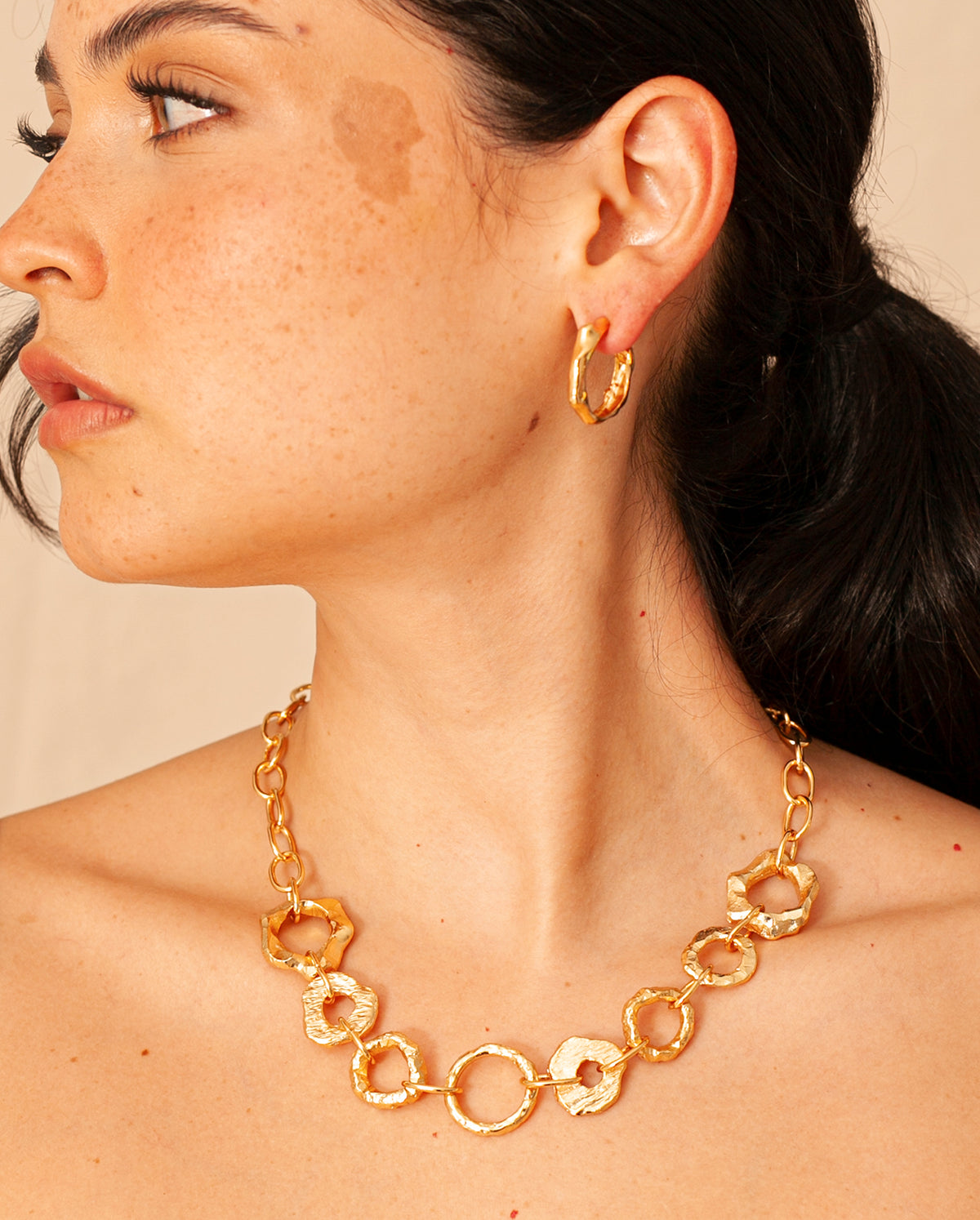 Collar Azalea de Ferozza en bronce con baño de oro 24k, de forma y textura orgánicas — vista 5