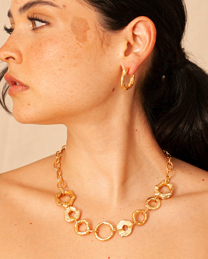 Collar Azalea de Ferozza en bronce con baño de oro 24k, de forma y textura orgánicas — vista 5
