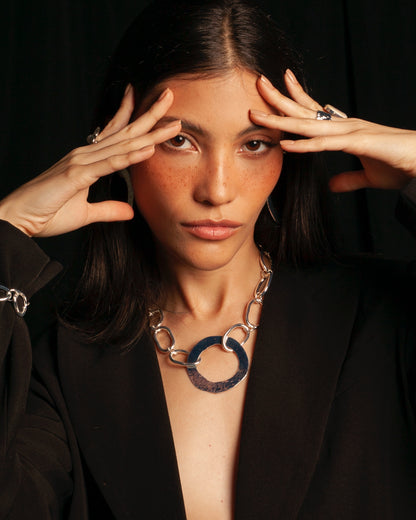 Collar Bruma de Ferozza en bronce con baño de oro 24k, de textura marcada — vista 9