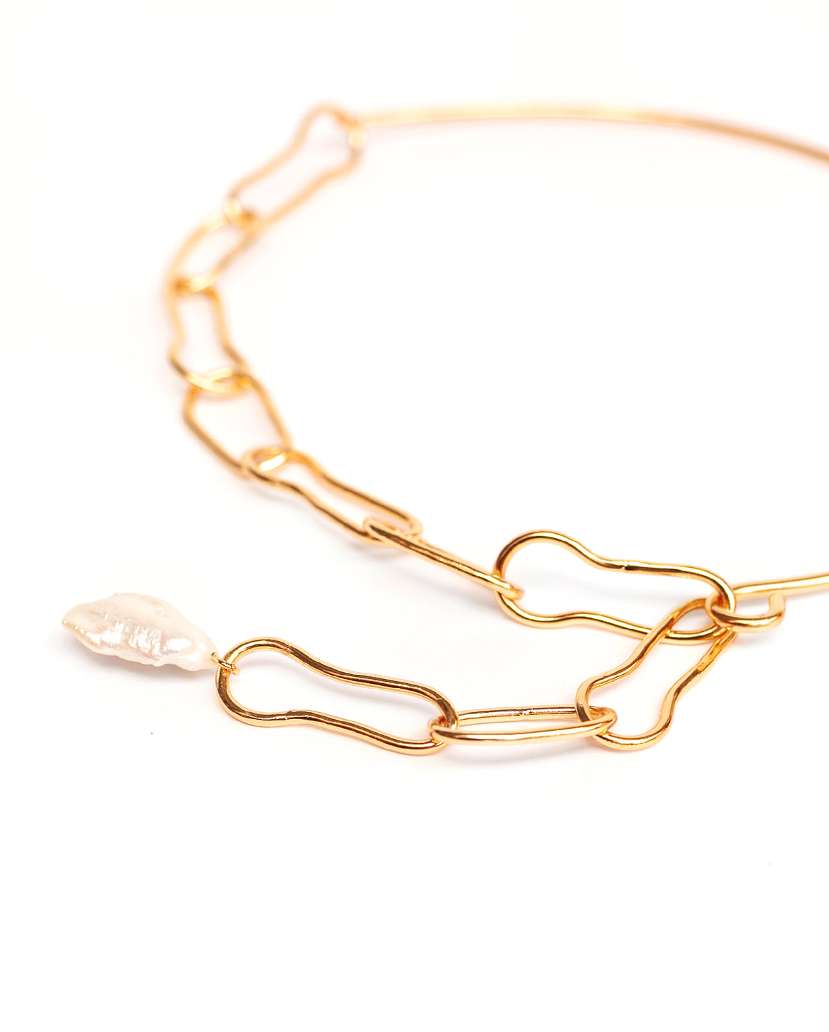 Collar Dalia de Ferozza en bronce con baño de oro 24k y perla natural, de dije alargado — vista 4