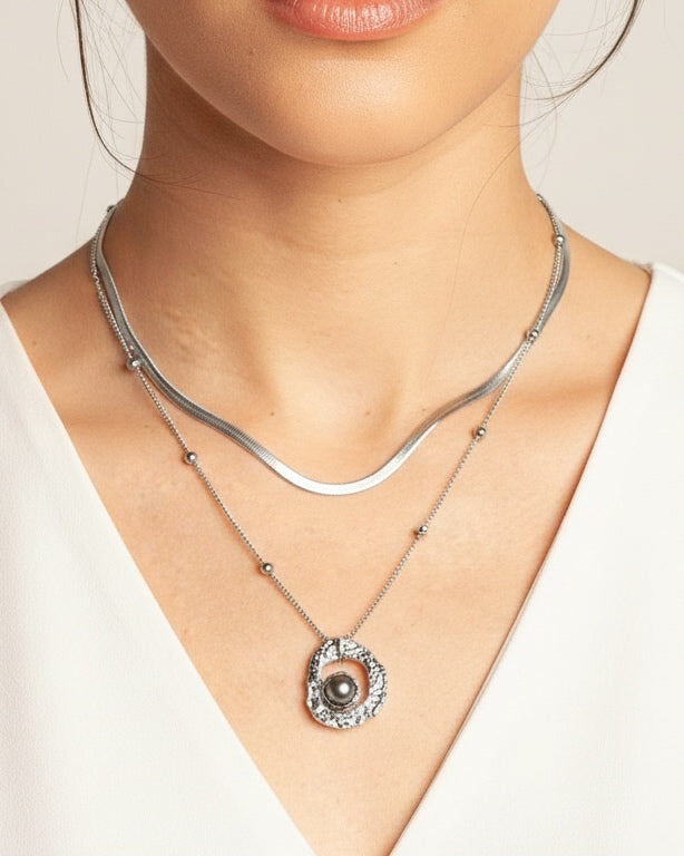 Collar Lunara de Ferozza en bronce con baño de oro 24k y perla natural — vista 3