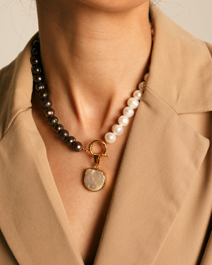 Collar Media Noche Perla de Ferozza, de perlas naturales sobre bronce con baño de oro 24k