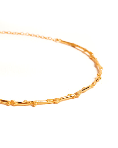 Collar Noira de Ferozza en bronce con baño de oro 24k, de diseño minimalista — vista 6