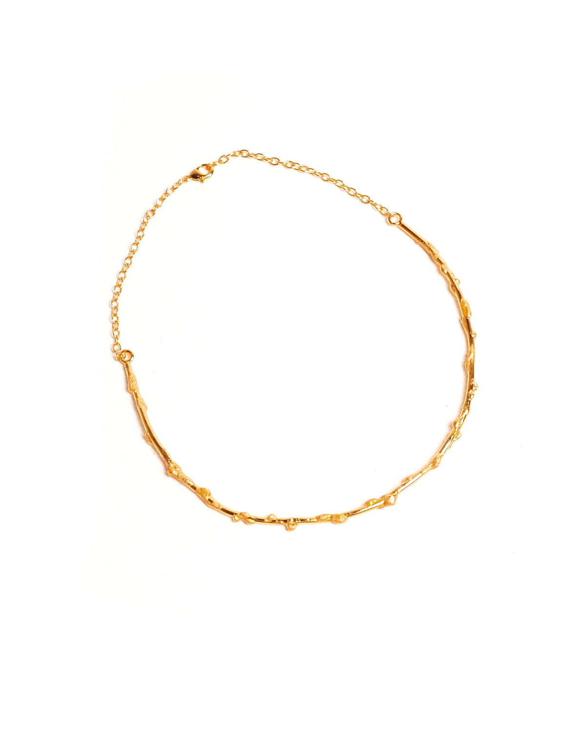 Collar Noira de Ferozza en bronce con baño de oro 24k, de diseño minimalista — vista 4