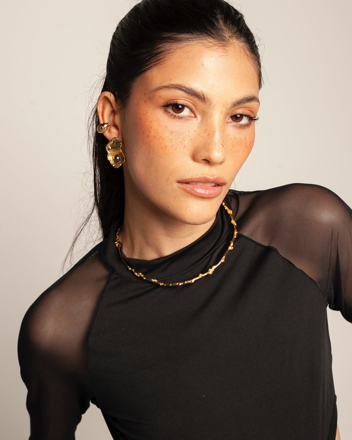 Collar Noira de Ferozza en bronce con baño de oro 24k, de diseño minimalista — vista 5