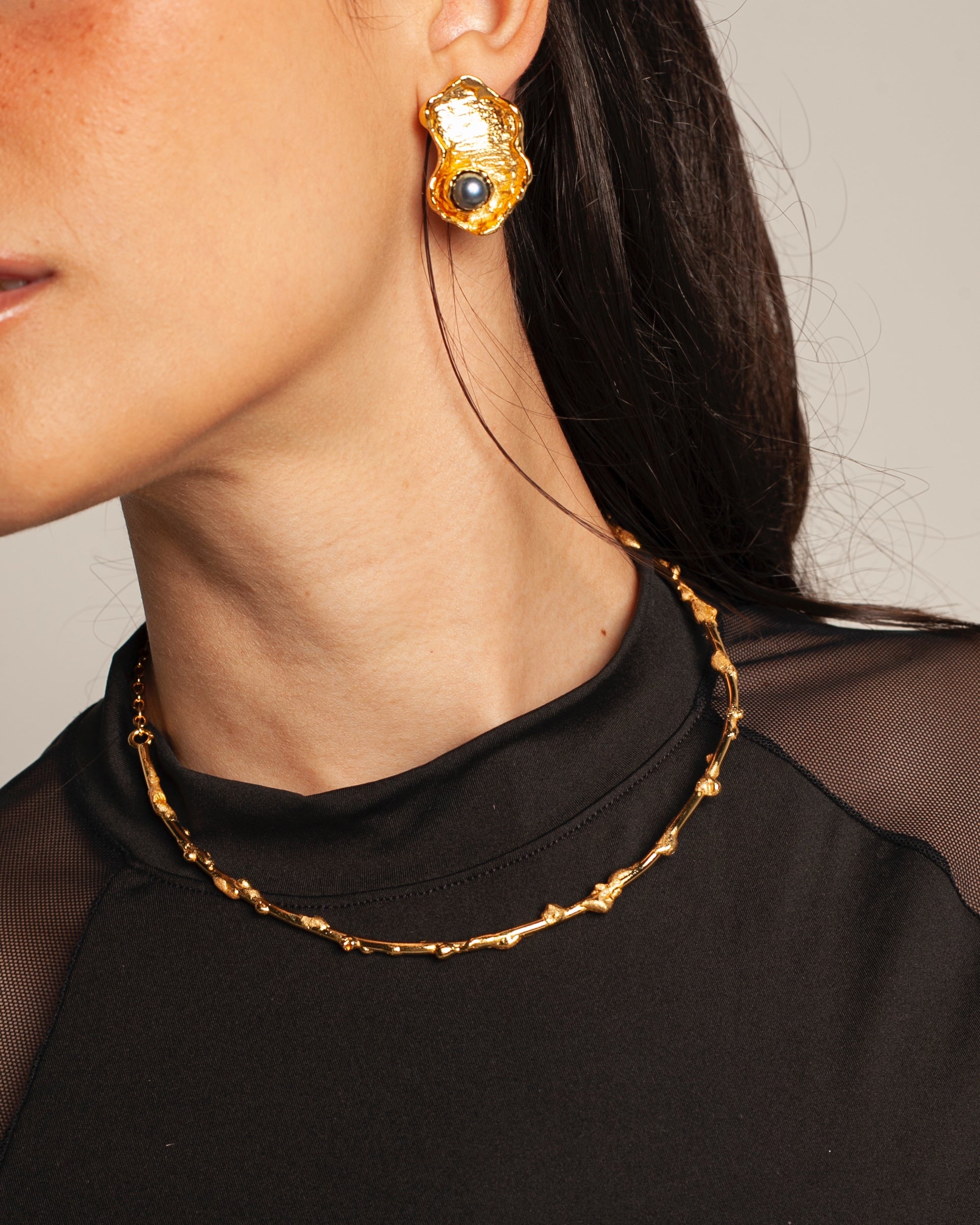 Collar Noira de Ferozza en bronce con baño de oro 24k, de diseño minimalista — vista 7