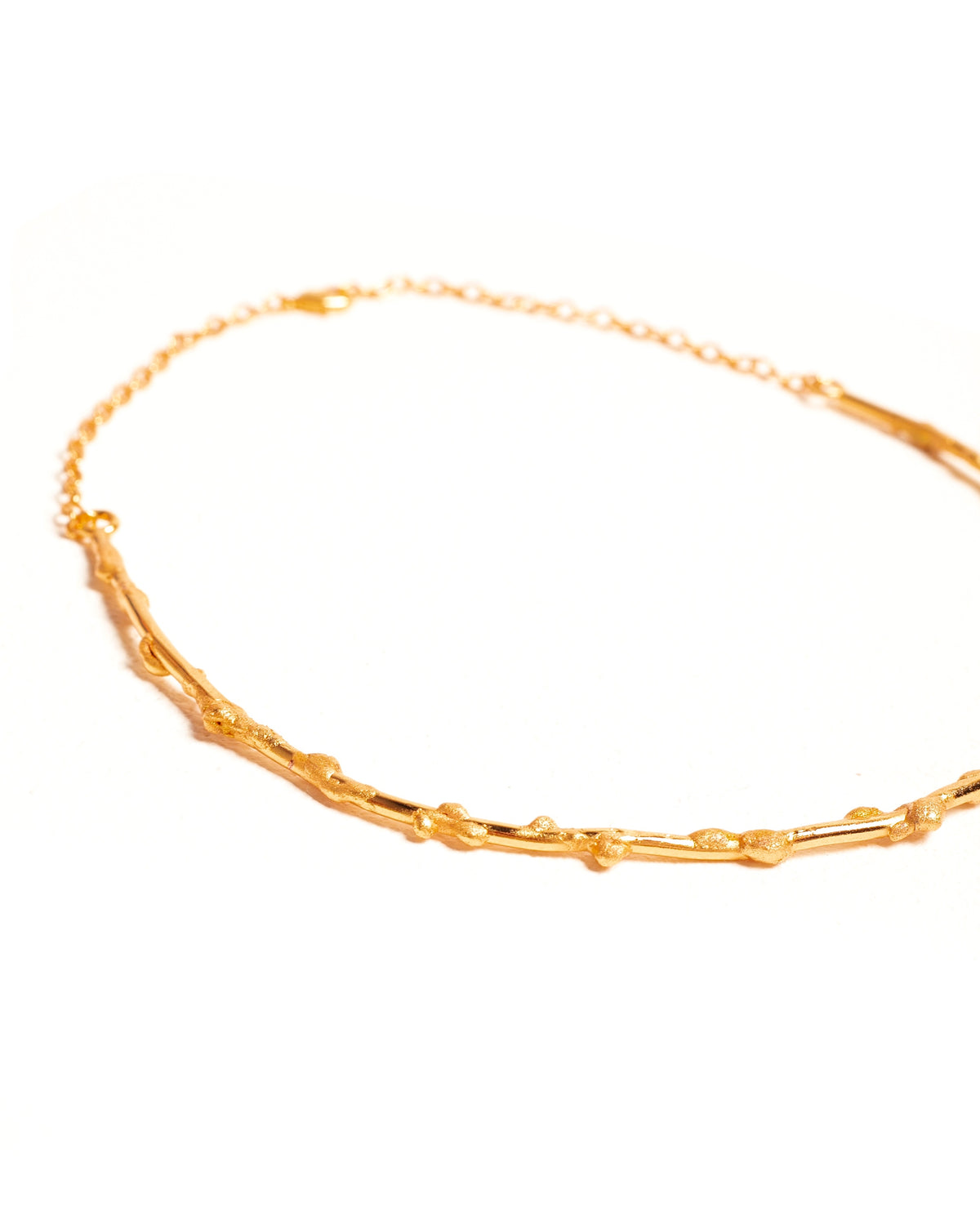 Collar Noira de Ferozza en bronce con baño de oro 24k, de diseño minimalista — vista 10