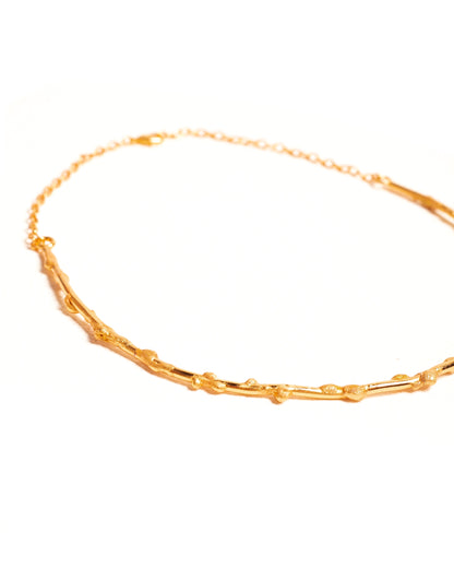 Collar Noira de Ferozza en bronce con baño de oro 24k, de diseño minimalista — vista 10