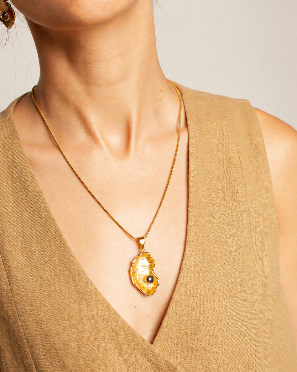 Collar Alma Negra de Ferozza, cadena fina con dije orgánico y perla negra natural en baño de oro 24k