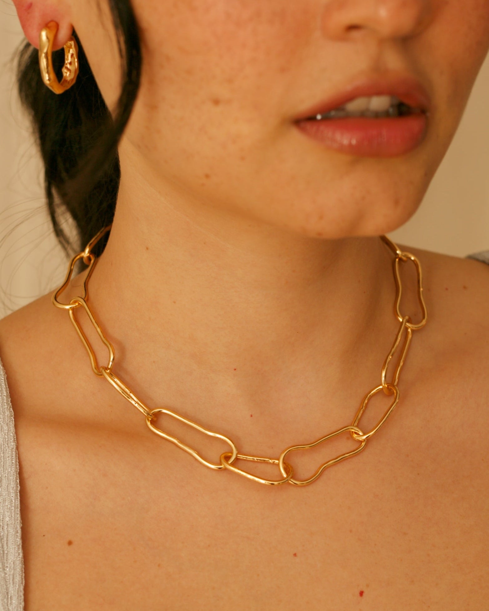 Collar Carlina de Ferozza en bronce con baño de oro 24k, moderno y ligero