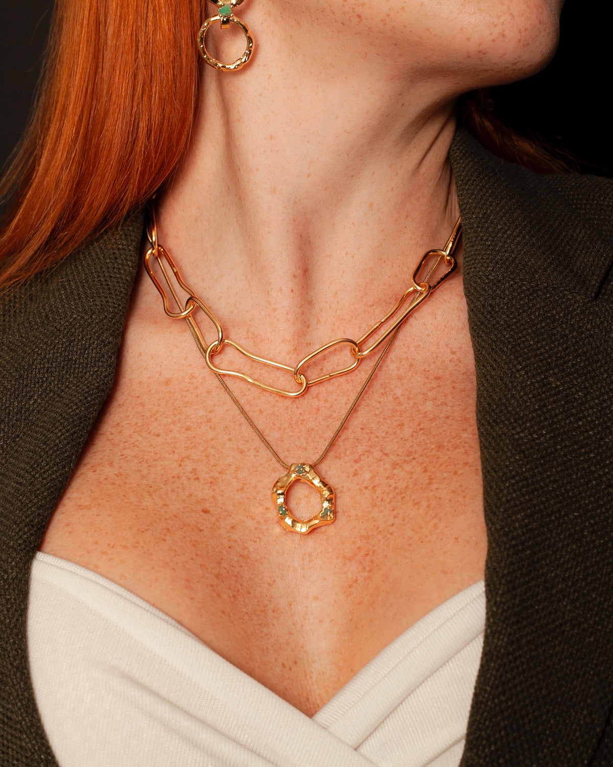 Collar Fura de Ferozza con esmeralda colombiana en bruto sobre bronce con baño de oro 24k — vista 5