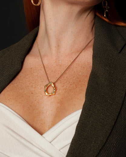Collar Fura de Ferozza con esmeralda colombiana en bruto sobre bronce con baño de oro 24k