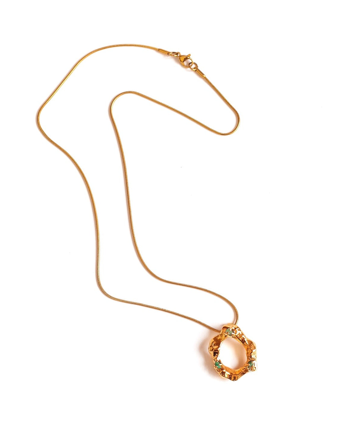 Collar Fura de Ferozza con esmeralda colombiana en bruto sobre bronce con baño de oro 24k — vista 8