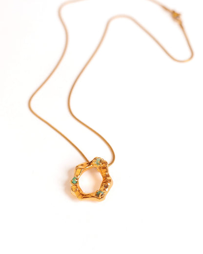 Collar Fura de Ferozza con esmeralda colombiana en bruto sobre bronce con baño de oro 24k — vista 4
