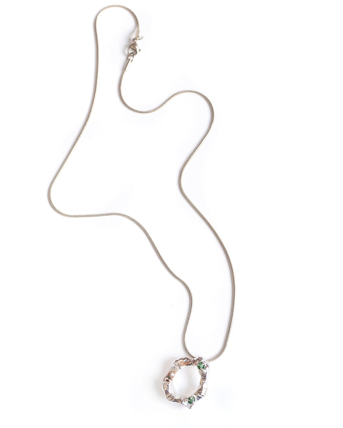 Collar Fura de Ferozza con esmeralda colombiana en bruto sobre bronce con baño de oro 24k — vista 6