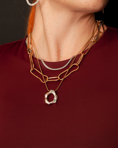 Collar Fura de Ferozza con esmeralda colombiana en bruto sobre bronce con baño de oro 24k — vista 7