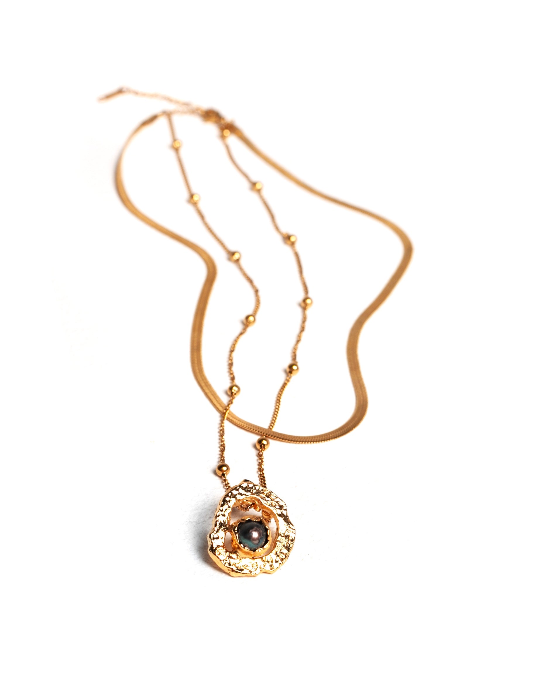 Collar Lunara de Ferozza en bronce con baño de oro 24k y perla natural — vista 4