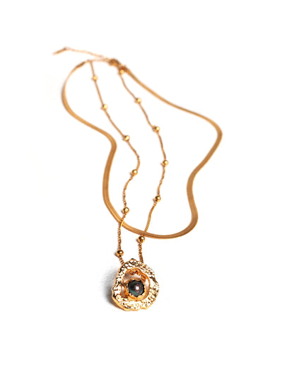 Collar Lunara de Ferozza en bronce con baño de oro 24k y perla natural — vista 4