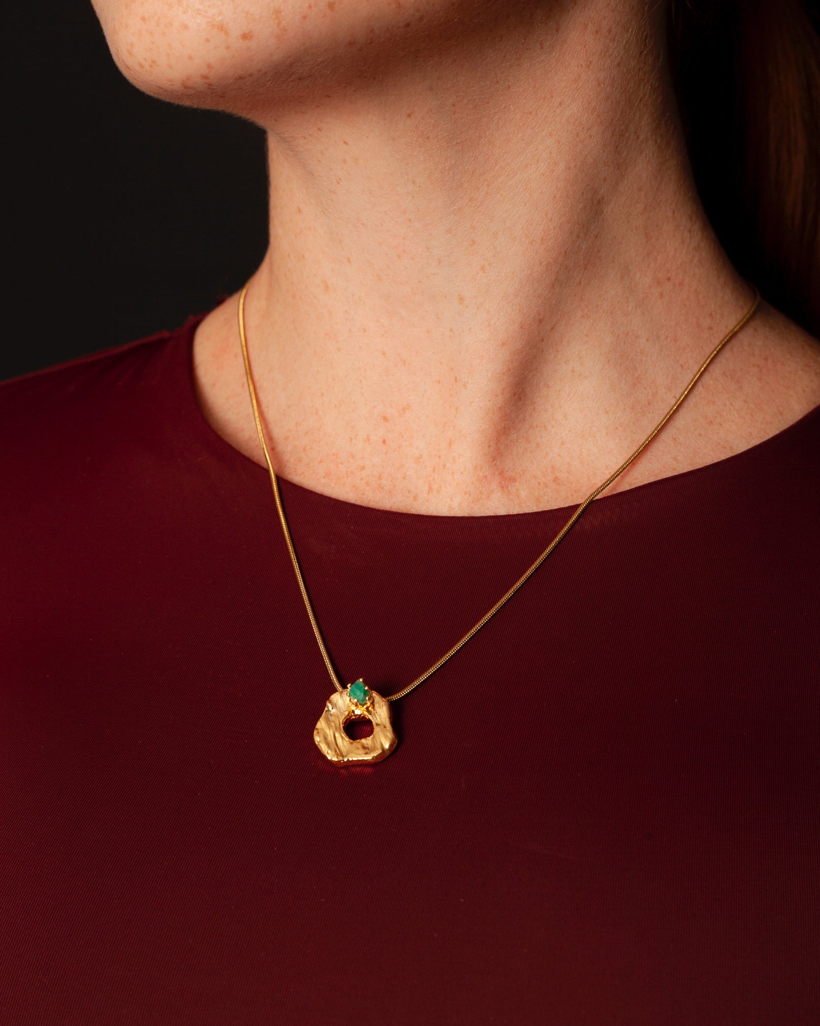 Collar Malawi de Ferozza con esmeralda colombiana en bruto sobre bronce con baño de oro 24k