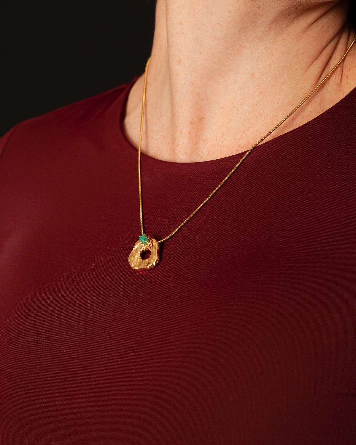 Collar Malawi de Ferozza con esmeralda colombiana en bruto sobre bronce con baño de oro 24k — vista 9