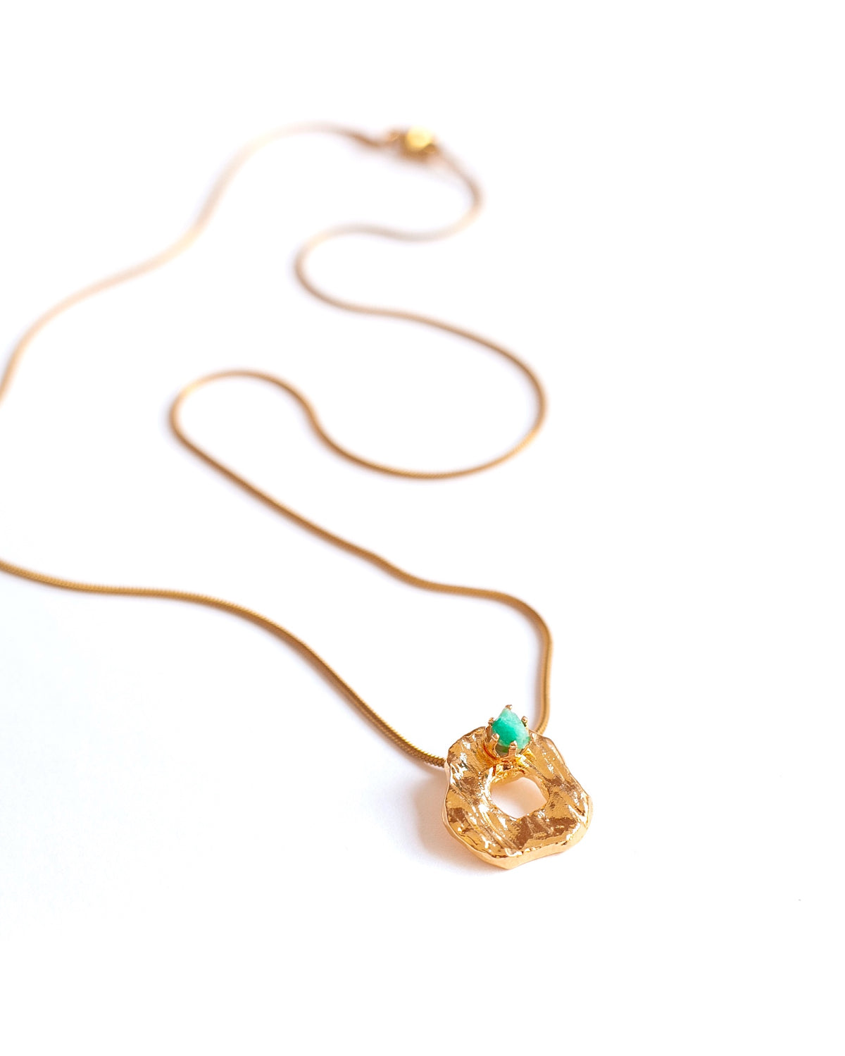 Collar Malawi de Ferozza con esmeralda colombiana en bruto sobre bronce con baño de oro 24k — vista 4