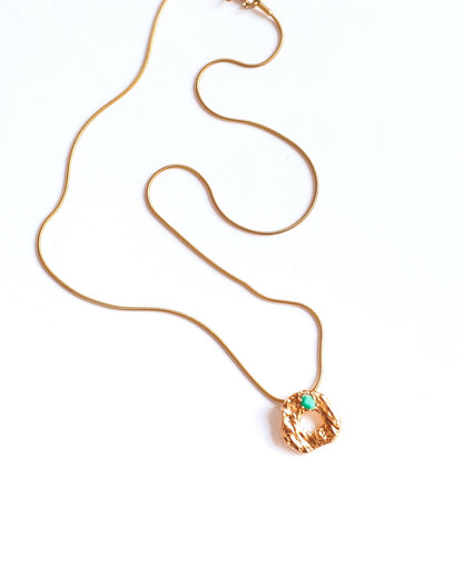 Collar Malawi de Ferozza con esmeralda colombiana en bruto sobre bronce con baño de oro 24k — vista 10