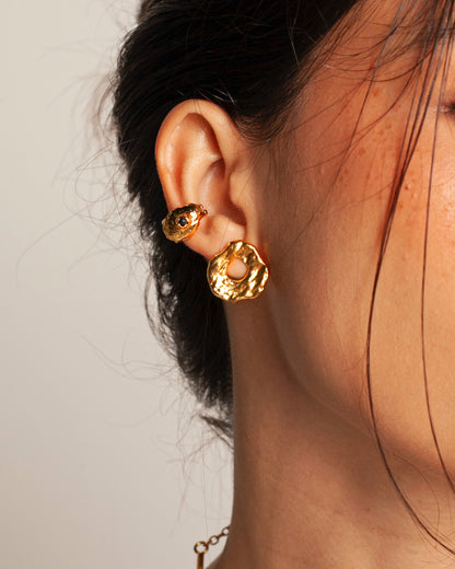 Earcuff Umbra de Ferozza con piedra natural sobre bronce con baño de oro 24k, sin perforación