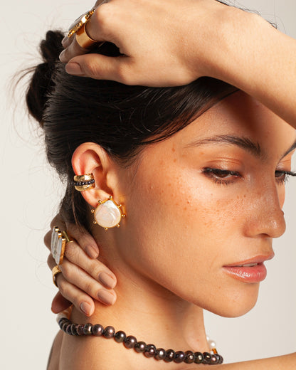 Earcuff Erea de Ferozza con piedras naturales oscuras y baño de oro 24k, sin perforación — vista 5