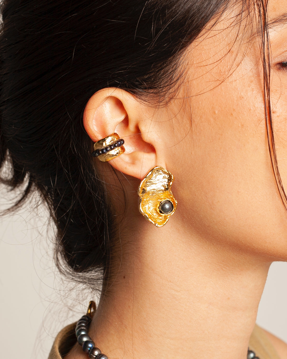 Earcuff Erea de Ferozza con piedras naturales oscuras y baño de oro 24k, se ajusta sin perforación