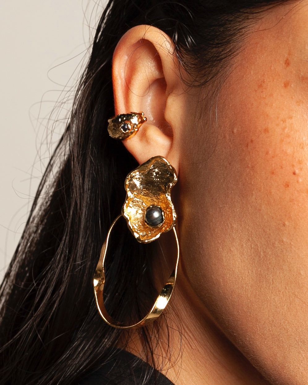 Earcuff Umbra de Ferozza con piedra natural sobre bronce con baño de oro 24k, sin perforación — vista 5