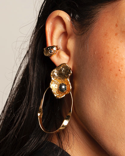 Earcuff Umbra de Ferozza con piedra natural sobre bronce con baño de oro 24k, sin perforación — vista 5