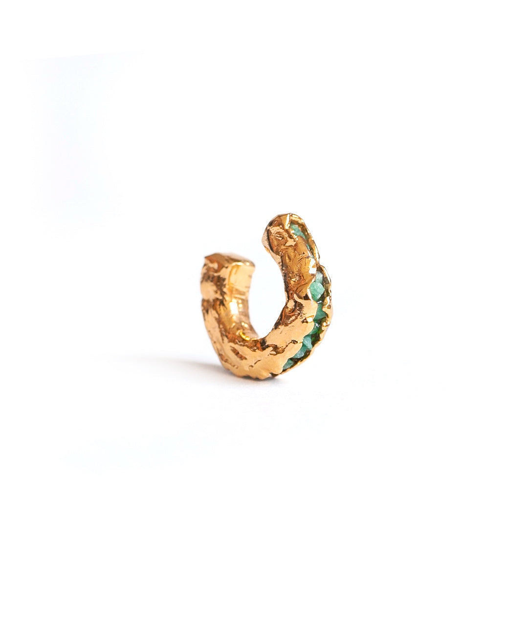 Earcuff Borbur de Ferozza con esmeralda en bruto y baño de oro 24k, se ajusta sin perforación — vista 3