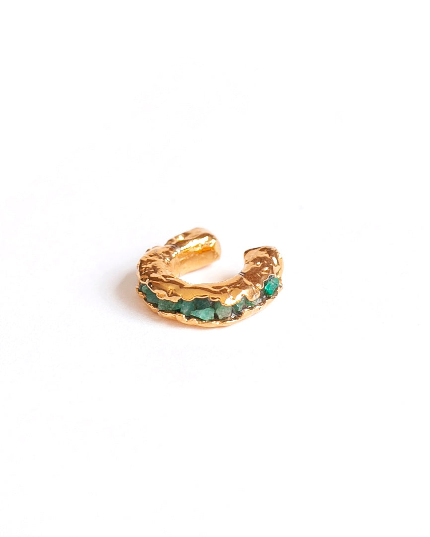 Earcuff Borbur de Ferozza con esmeralda en bruto y baño de oro 24k, se ajusta sin perforación — vista 5