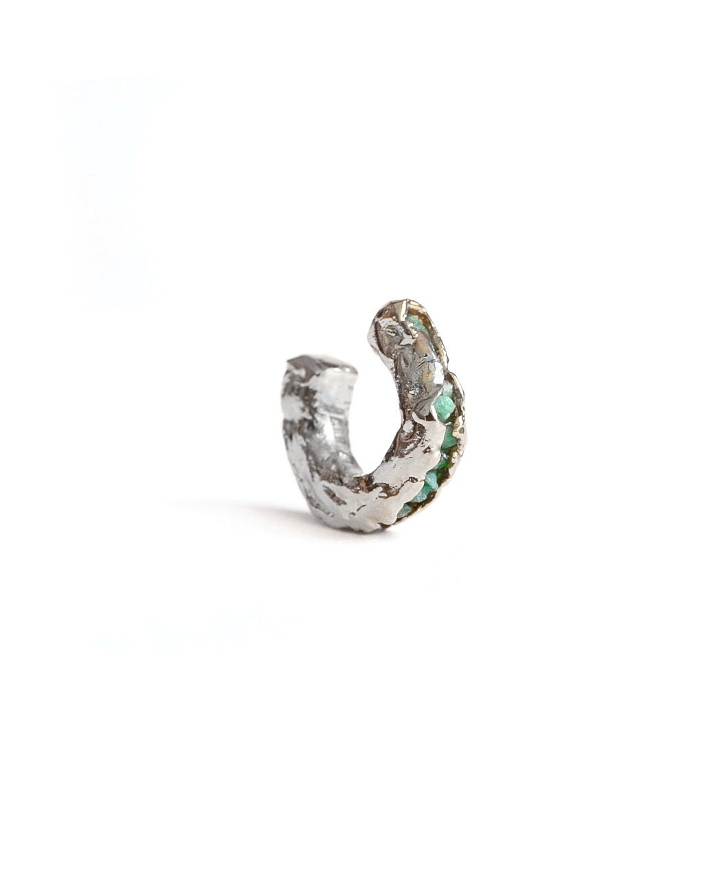 Earcuff Borbur de Ferozza con esmeralda en bruto y baño de oro 24k, se ajusta sin perforación — vista 2