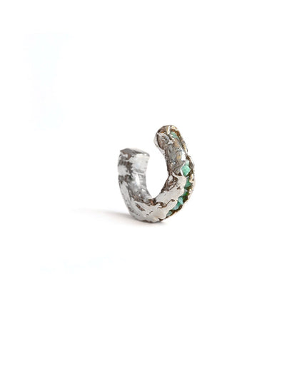 Earcuff Borbur de Ferozza con esmeralda en bruto y baño de oro 24k, se ajusta sin perforación — vista 2