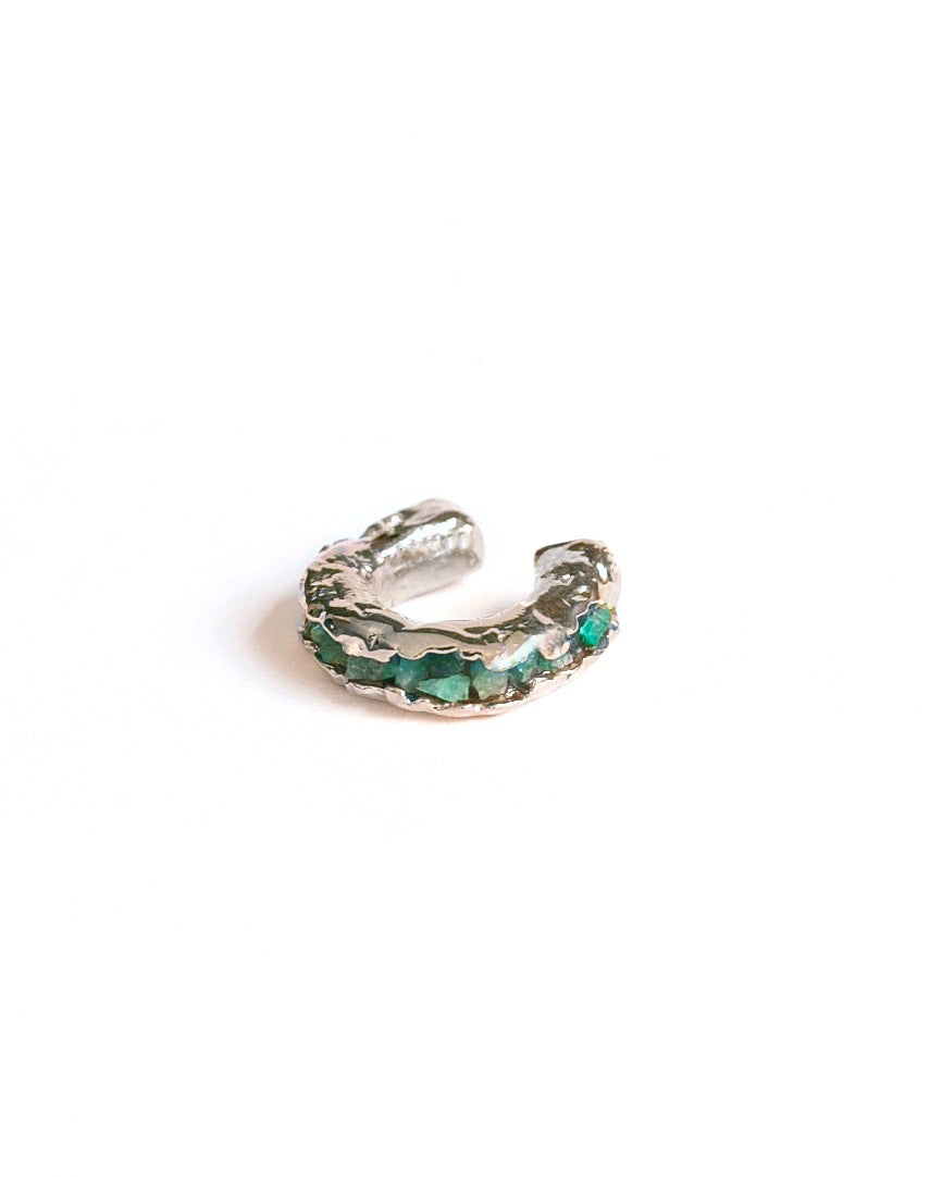 Earcuff Borbur de Ferozza con esmeralda en bruto y baño de oro 24k, se ajusta sin perforación — vista 7