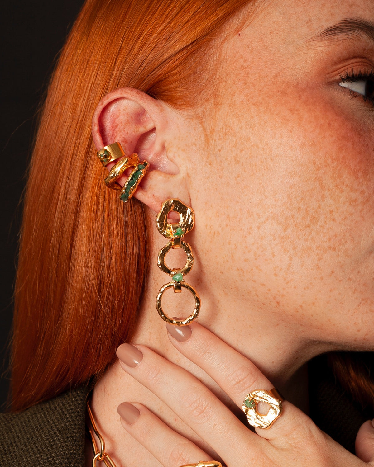 Earcuff Borbur de Ferozza con esmeralda en bruto y baño de oro 24k, se ajusta sin perforación — vista 4