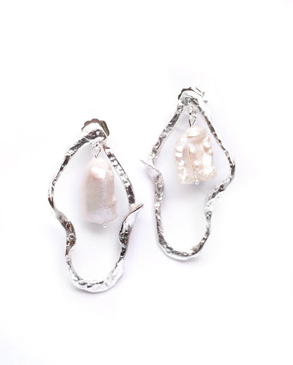 Aretes Orquídea de Ferozza en bronce con baño de oro 24k y perla natural, de forma orgánica — vista 2