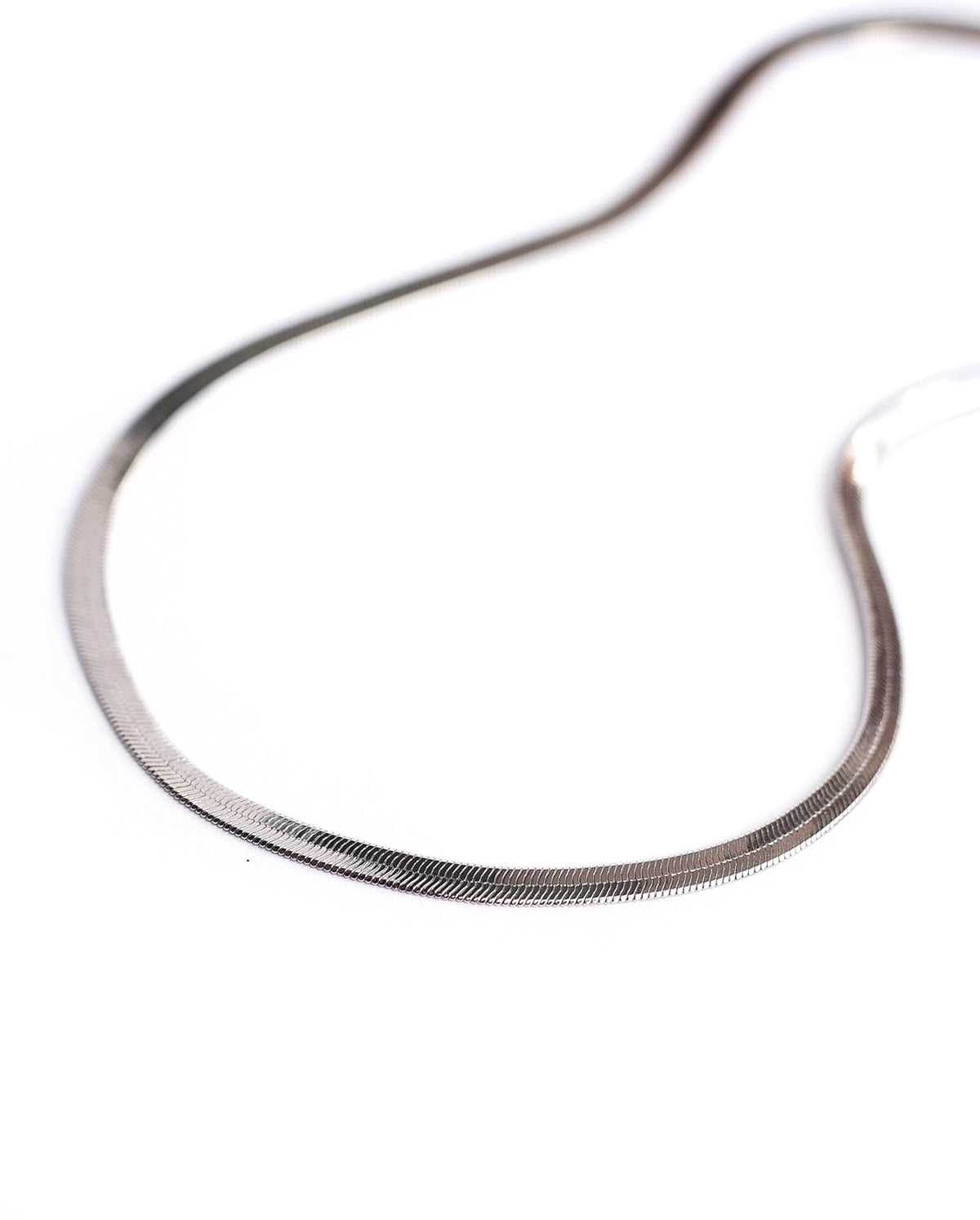 Collar Violeta de Ferozza en acero dorado, cadena minimalista para uso diario — vista 2