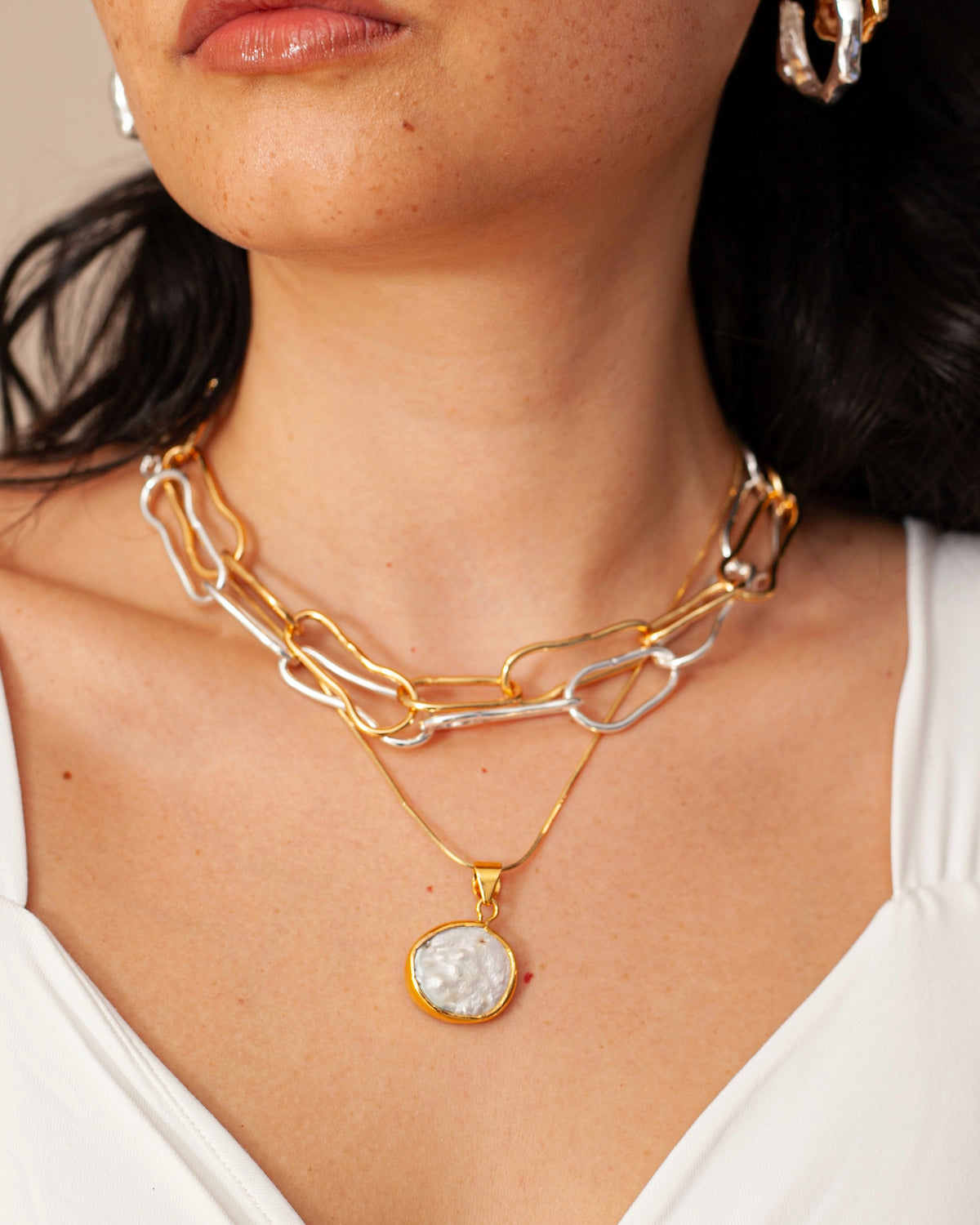 Collar Carlina de Ferozza en bronce con baño de oro 24k, moderno y ligero — vista 9