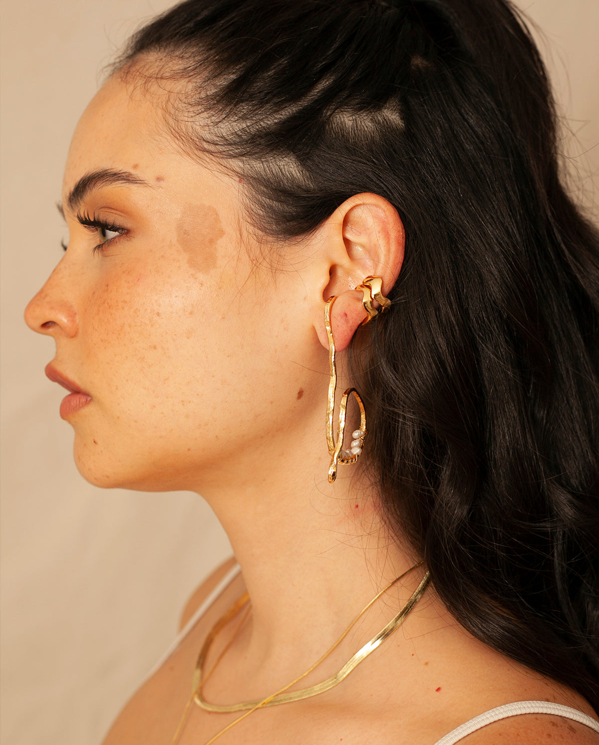 Aretes Perlitas de Ferozza en bronce con baño de oro 24k y perlas naturales, delicados — vista 9