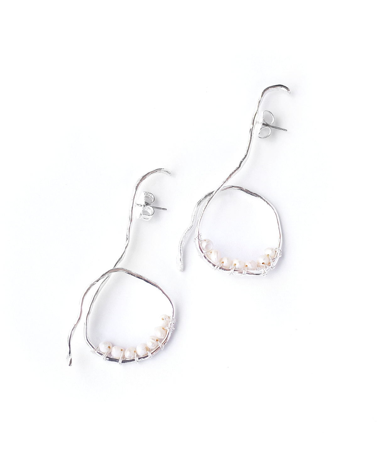 Aretes Perlitas de Ferozza en bronce con baño de oro 24k y perlas naturales, delicados — vista 8