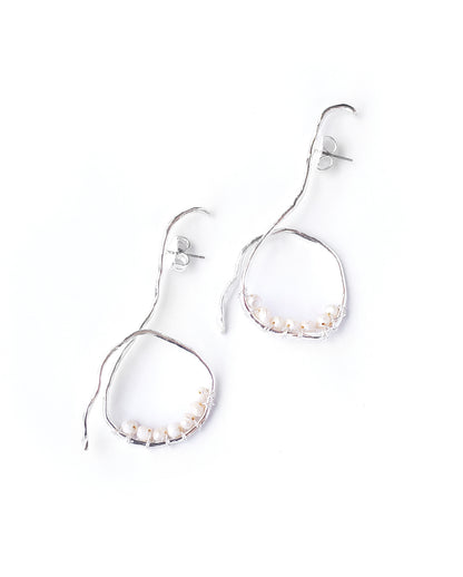 Aretes Perlitas de Ferozza en bronce con baño de oro 24k y perlas naturales, delicados — vista 8