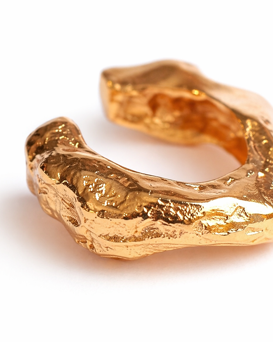 Earcuff Rústico de Ferozza en baño de oro 24k con textura, se ajusta sin perforación — vista 9