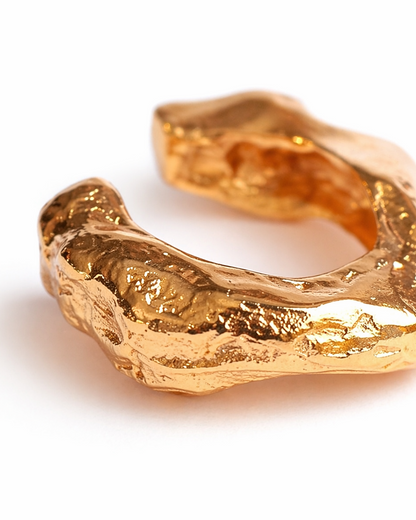 Earcuff Rústico de Ferozza en baño de oro 24k con textura, se ajusta sin perforación — vista 9