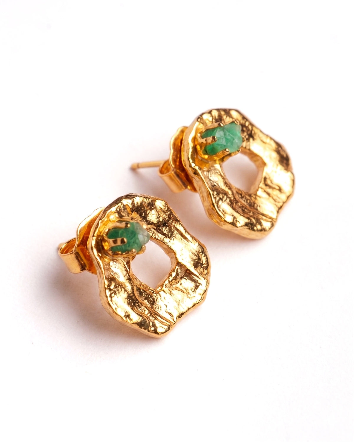 Aretes Malawi de Ferozza con esmeralda colombiana en bruto sobre bronce con baño de oro 24k — vista 8