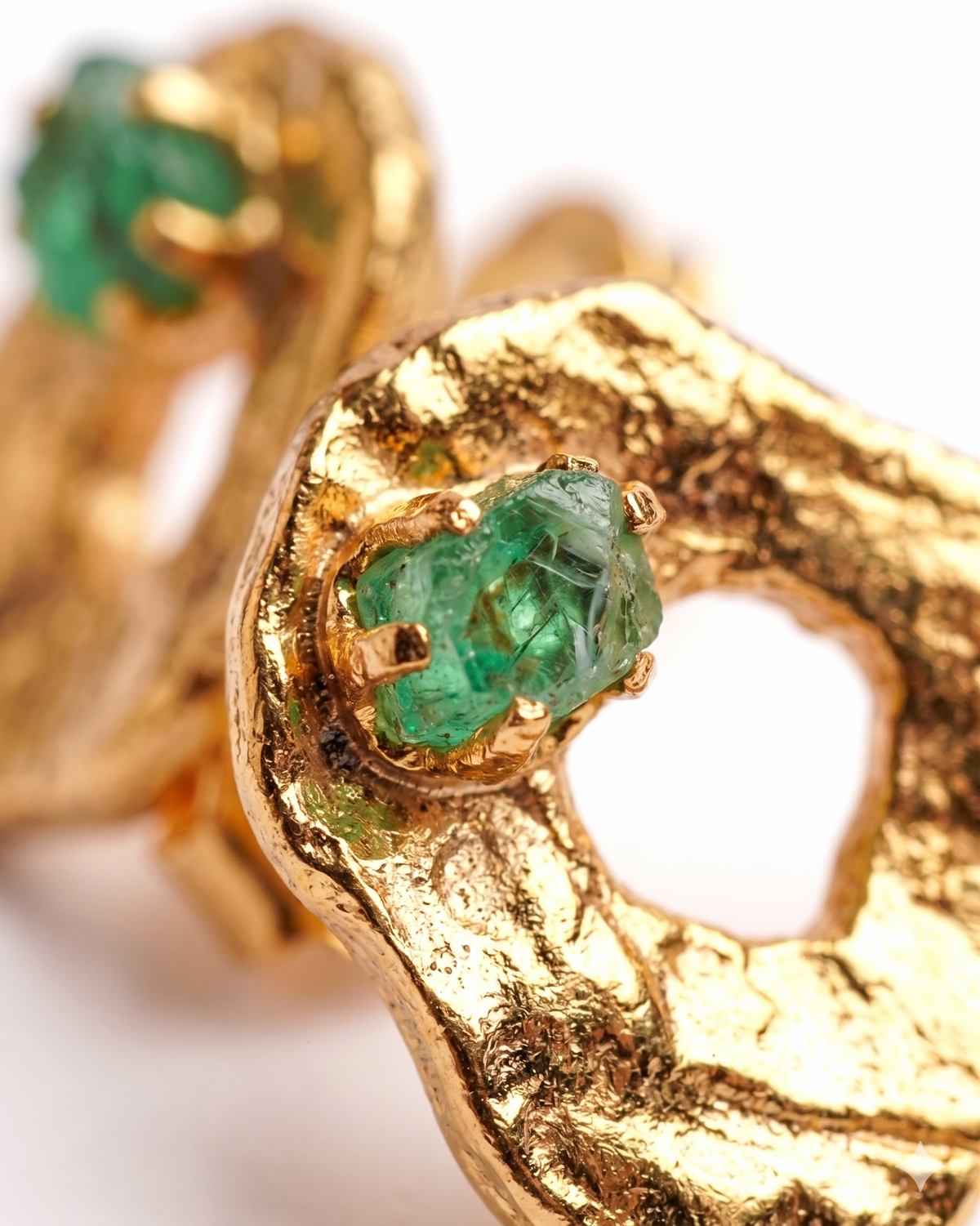 Aretes Malawi de Ferozza con esmeralda colombiana en bruto sobre bronce con baño de oro 24k — vista 4