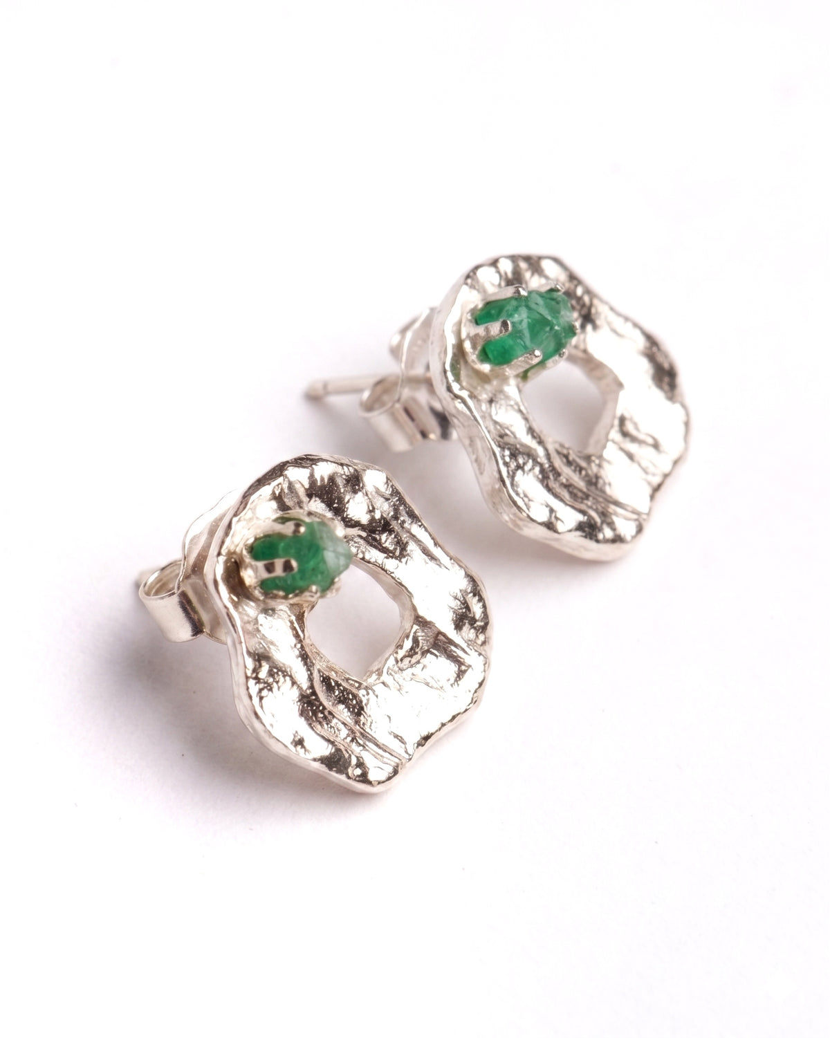 Aretes Malawi de Ferozza con esmeralda colombiana en bruto sobre bronce con baño de oro 24k — vista 2