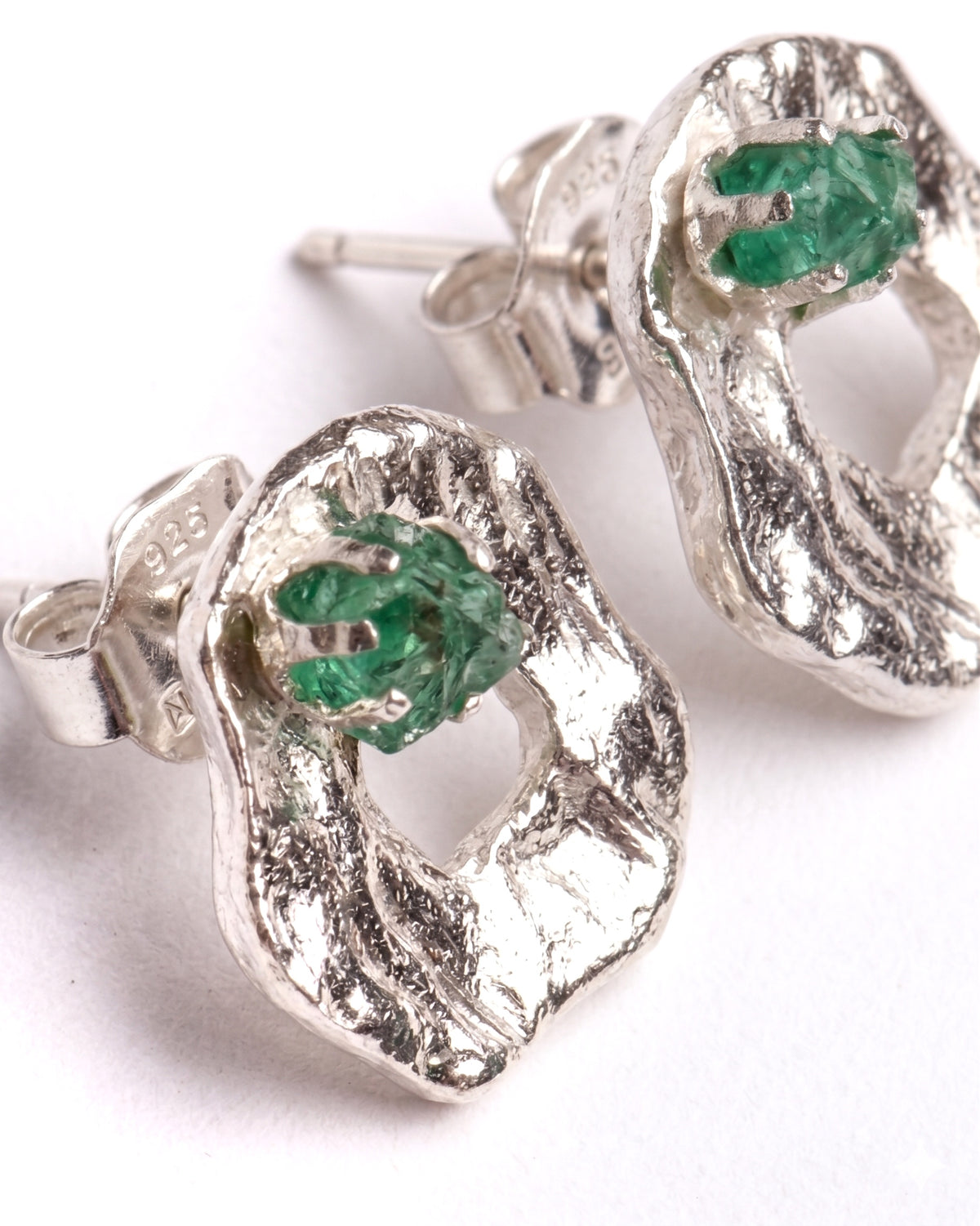 Aretes Malawi de Ferozza con esmeralda colombiana en bruto sobre bronce con baño de oro 24k — vista 6
