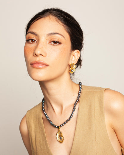 Collar Alma Negra Perlas de Ferozza, de perlas negras naturales sobre baño de oro 24k — vista 5